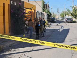 Lo balean en la puerta de su casa en colonia Ponce de León; logra escapar en su camioneta