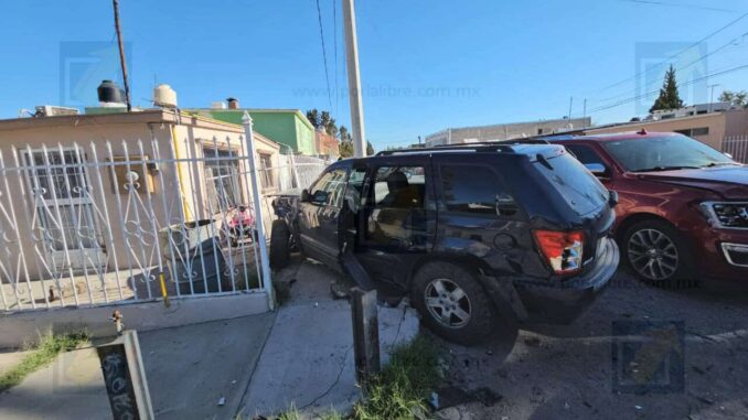 Omite alto y provoca carambola con dos vehículos en colonia Rosario