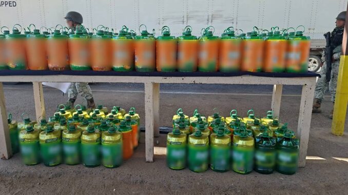 Decomisan mil 67 litros de metanfetamina oculta en bidones de limpiador en Sonora