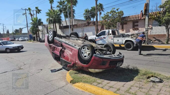 Conductora omite luz roja y provoca choque volcadura en las Industrias