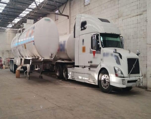 Autoridades federales catean propiedad; descubren túnel y decomisan dos autotanques con combustible