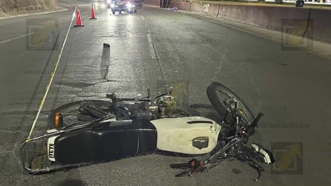 Muere motociclista tras fuerte choque contra muro en el periférico de la Juventud