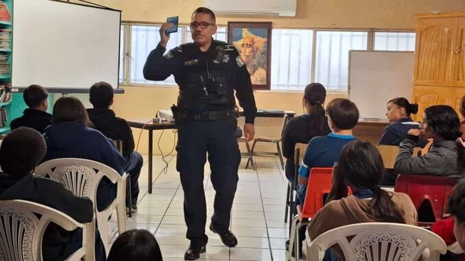 Llevan policías municipales pláticas preventivas a secundarias