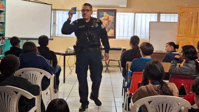 Imparten pláticas de Justicia Cívica a estudiantes de secundaria