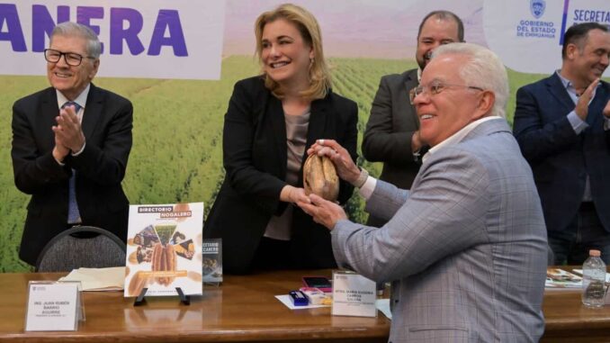 Maru Campos recibe reconocimiento a la excelencia y al mérito nogalero en nombre de Víctor Cruz Russek