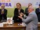 Maru Campos recibe reconocimiento a la excelencia y al mérito nogalero en nombre de Víctor Cruz Russek