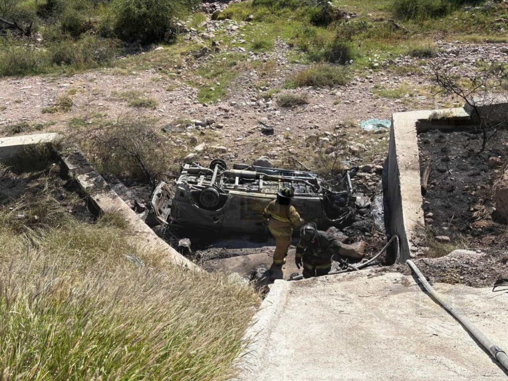 Conductor sobrevive a volcadura e incendio en la carretera Delicias a Chihuahua