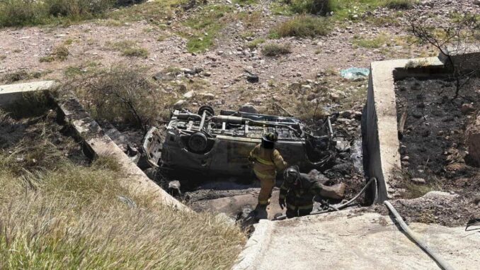 Conductor sobrevive a volcadura e incendio en la carretera Delicias a Chihuahua