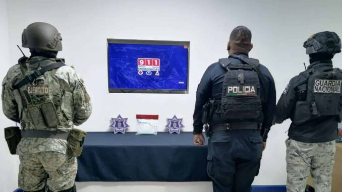 Aseguran bolsa de cristal dentro de vehículo abandonado
