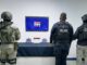 Aseguran bolsa de cristal dentro de vehículo abandonado