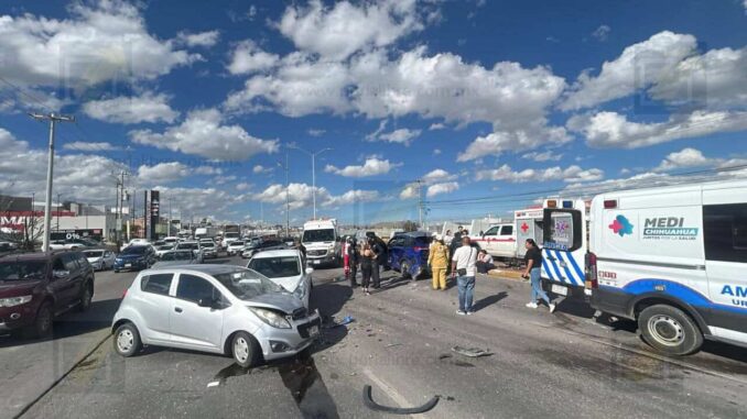 Camioneta pierde el control en el Juventud y provoca fuerte choque múltiple