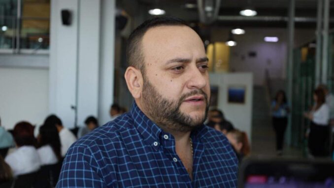 «Terribles deficiencias de la falsa Dinamarca»; Arturo Medina condena muerte de mujer al exterior del IMSS en Parral por falta de atención