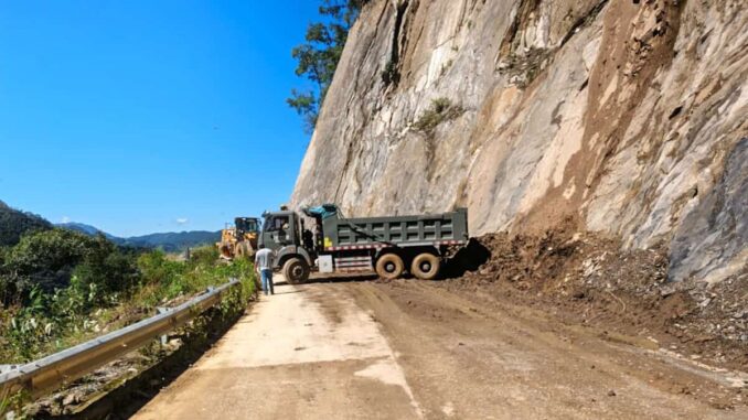 Ejército Mexicano despliega maquinaria pesada para rehabilitar caminos en zonas afectadas por lluvias