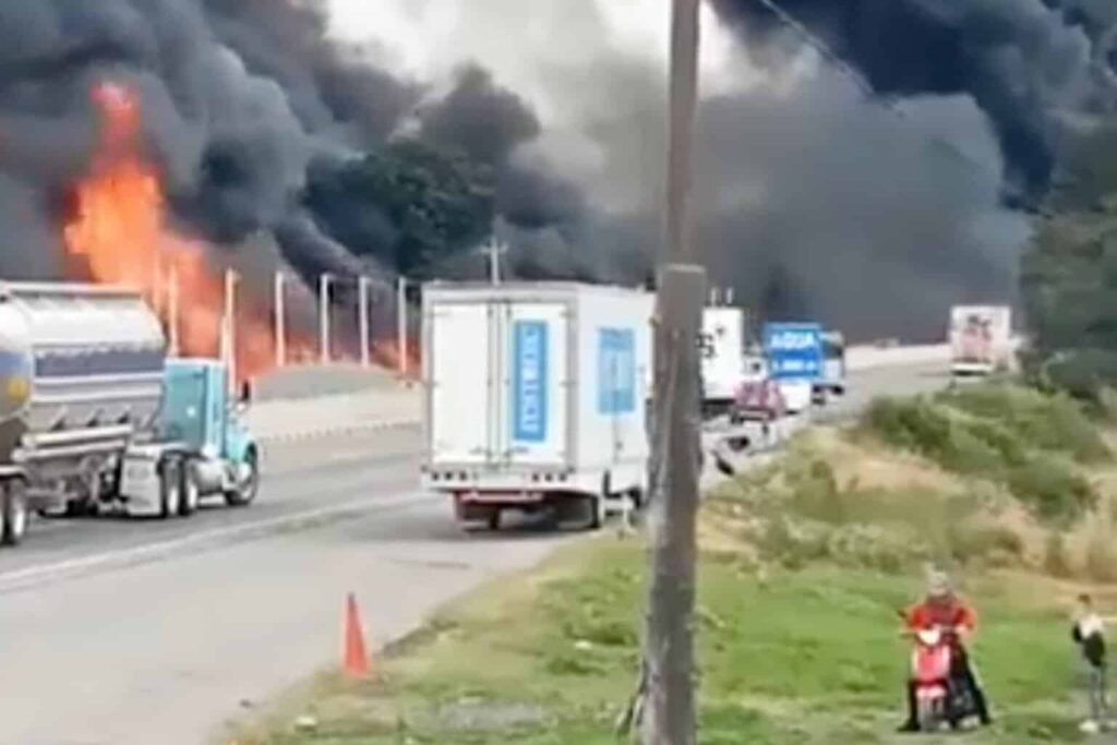 Cierran la autopista México-Puebla por choque e incendio de dos pipas