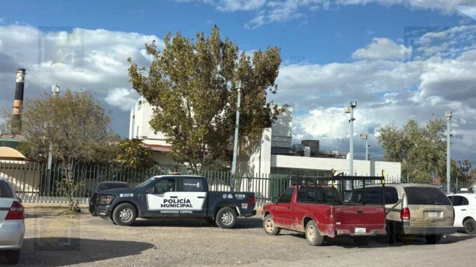 Taxista es atacado a cuchilladas y logra conducir hasta IMSS Ávalos