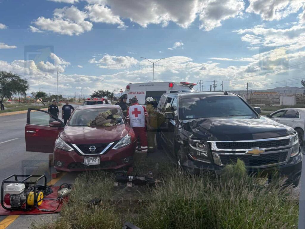 Fuerte choque deja a conductora atrapada en la carretera Aldama