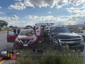 Fuerte choque deja a conductora atrapada en la carretera Aldama