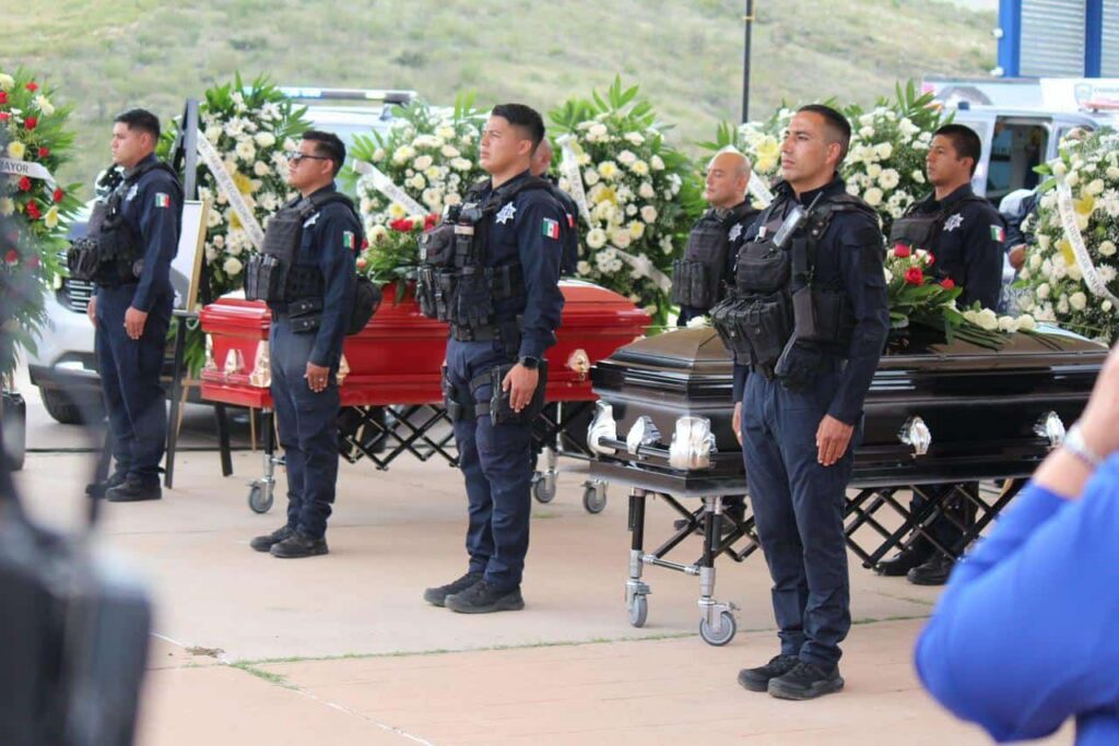 Rinden homenaje póstumo a policías caídos en cumplimiento del deber