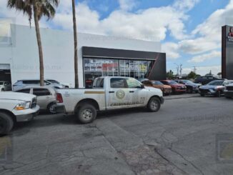 Catean agencia automotriz tras investigación por presunto resguardo de autos robados