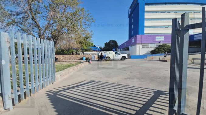 Hallan a hombre sin vida en jardinera del Hospital Regional