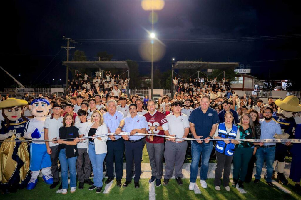 Entrega alcalde gradería y luminarias de cancha de fútbol americano del CETIS 86
