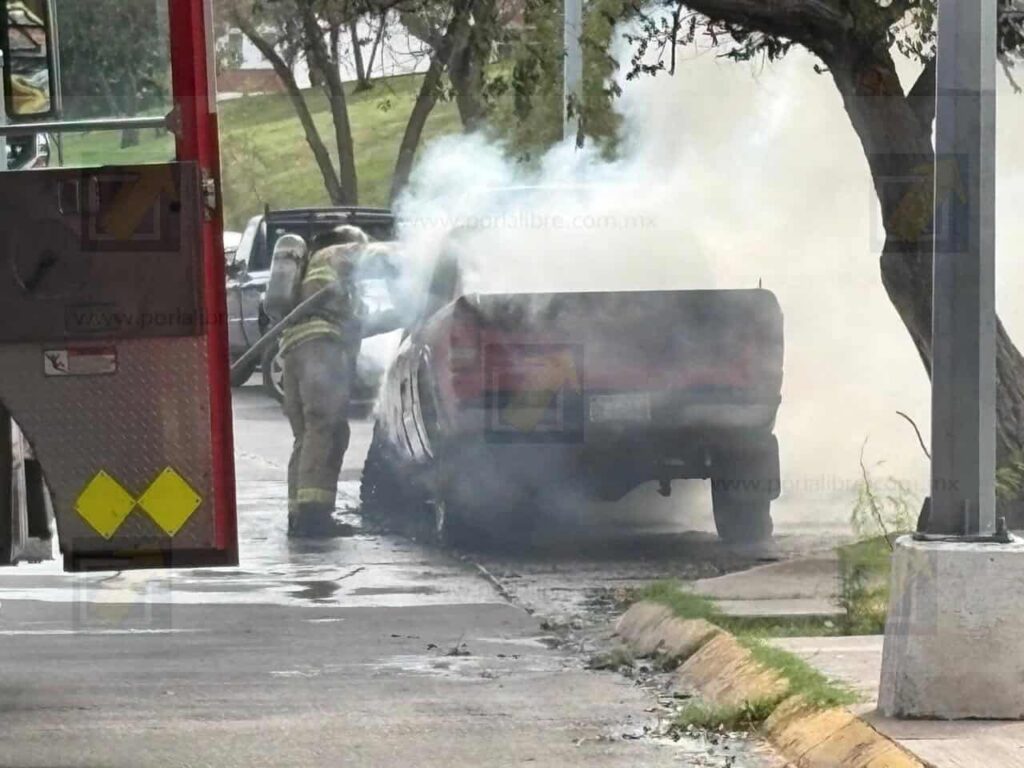 Fuerte incendio consume camioneta en la lateral de Ocampo