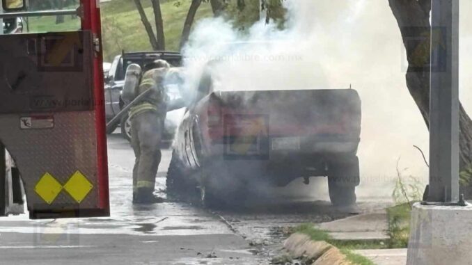 Fuerte incendio consume camioneta en la lateral de Ocampo