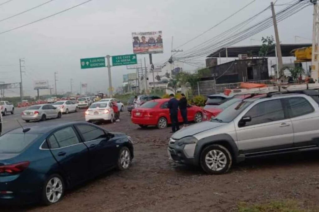Al menos 20 autos dañados por baches en la autopista México Querétaro