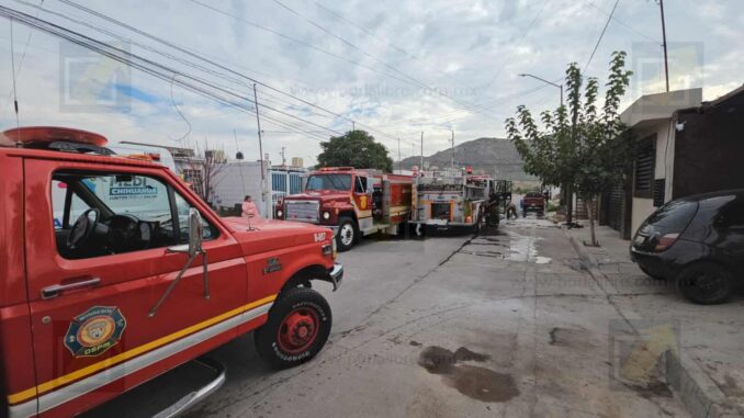 Mujer incendia su casa creyendo que en la azotea vivían “narcos”