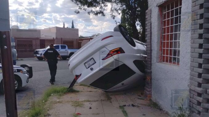 Fuerte choque con volcadura en avenida 20 de Noviembre