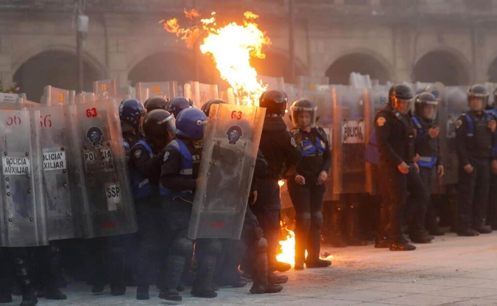 CDMX dará bono de compensación a policías heridos en marcha del 2 de Octubre