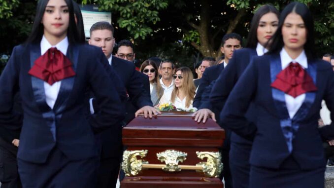 Despiden al cantante B King, asesinado en México, en un funeral con globos y palomas blancas