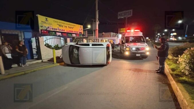 Conductor vuelca tras accidente en Ortiz Mena y Medicina