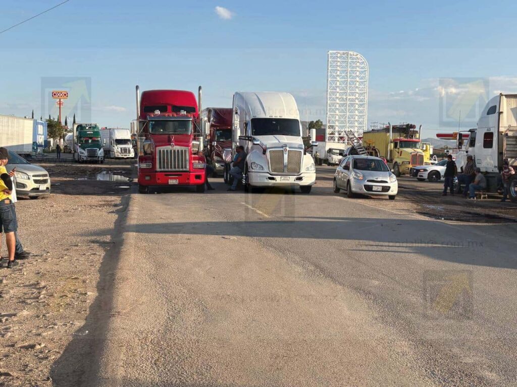 Traileros bloquean carretera libre y autopista a Juárez; exigen devolución de una extorsión