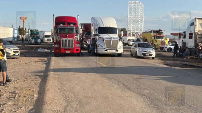 Traileros bloquean carretera libre y autopista a Juárez; exigen devolución de una extorsión