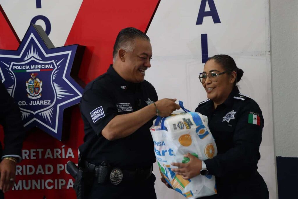 Entrega Canaco despensas a policías municipales