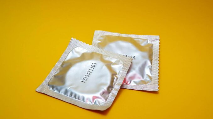 Cofepris alerta por venta de condones falsificados