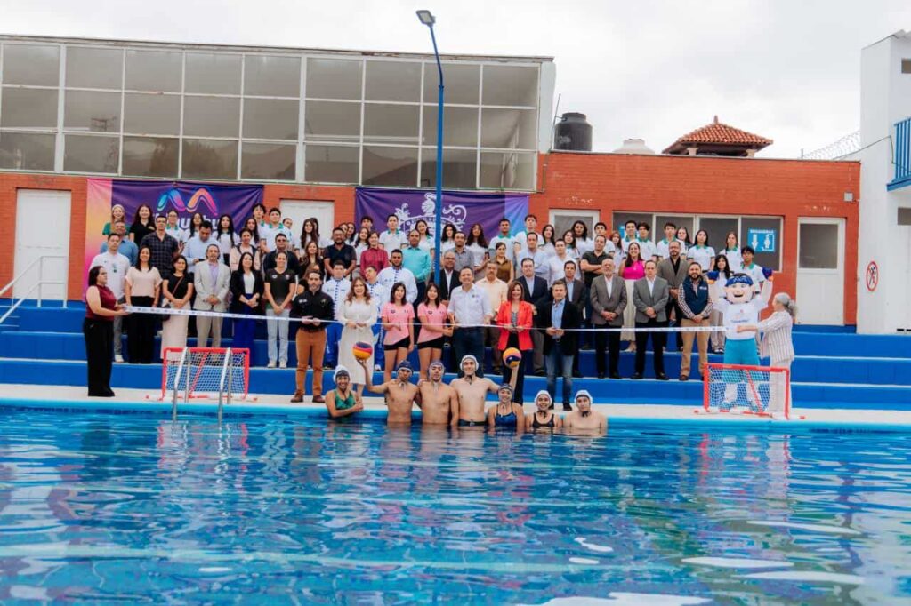 Inaugura alcalde Bonilla rehabilitación de la alberca del COBACH
