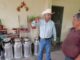 Diputado Arturo Zubía entrega 2 ordeñadoras a productores lecheros en Altavista