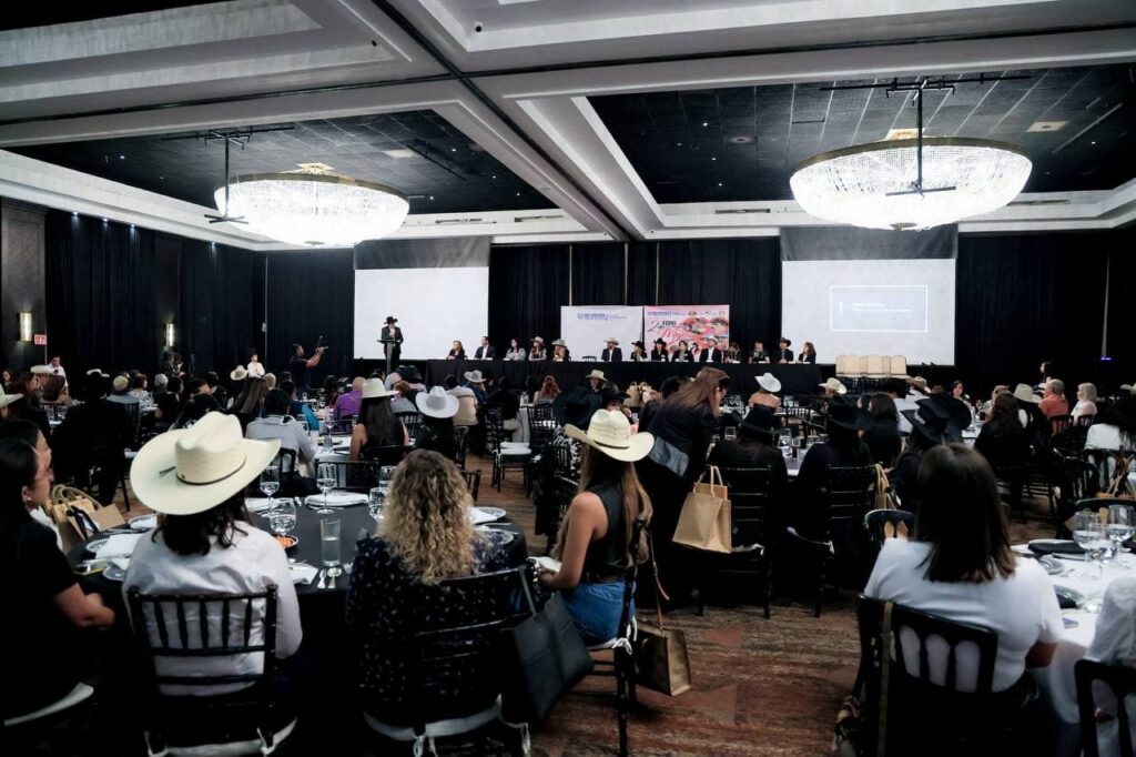 Reconoce alcalde Bonilla a las mujeres como parte fundamental de la ganadería en Chihuahua