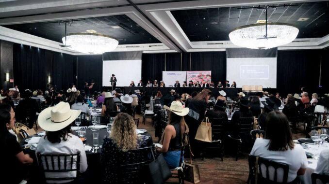 Reconoce alcalde Bonilla a las mujeres como parte fundamental de la ganadería en Chihuahua