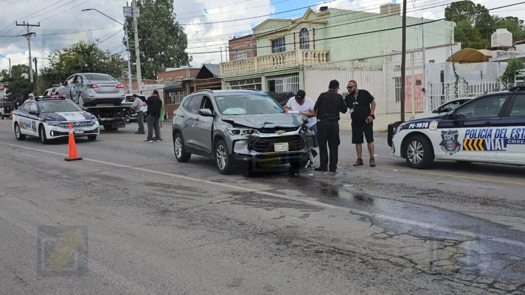 Choque múltiple en avenida Flores Magón deja a una mujer mayor y a una niña lesionadas