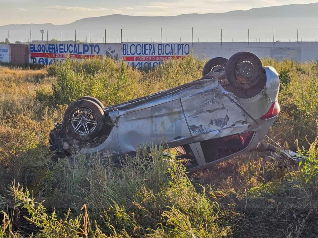 Abandonan vehículo tras volcadura en carretera Aldama-Chihuahua
