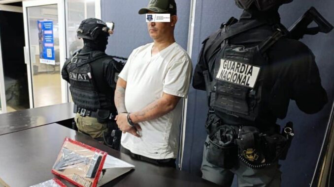 Detienen a sujeto armado y con droga en la colonia Praderas del León