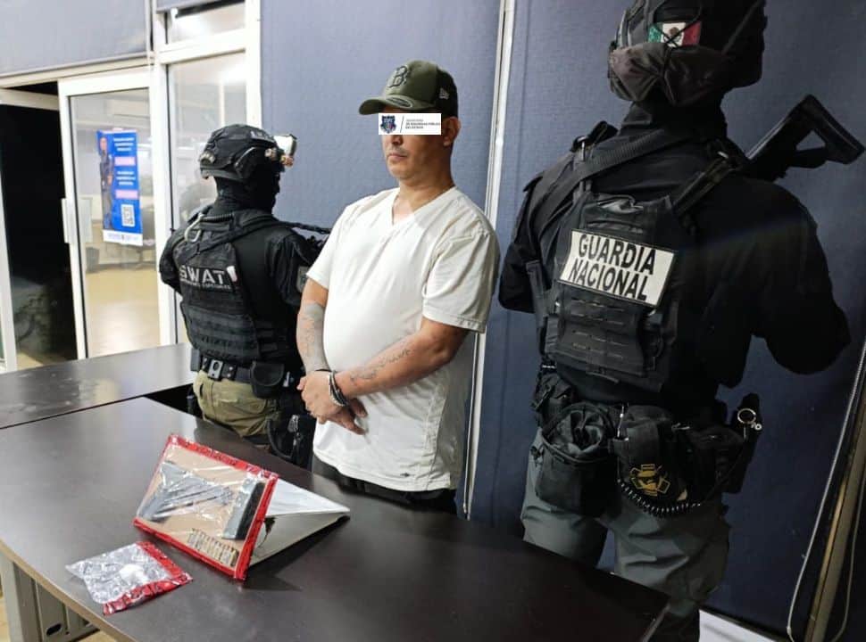 Detienen a sujeto armado y con droga en la colonia Praderas del León