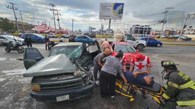 Conductor de un auto rojo pierde el control y brinca camellón antes de impactar contra una pickup