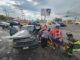Conductor de un auto rojo pierde el control y brinca camellón antes de impactar contra una pickup