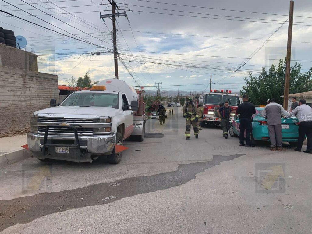 Omiten alto conductores de camión maquilero y una pipa de gas; impacto provoca fuga de gas