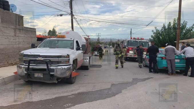 Omiten alto conductores de camión maquilero y una pipa de gas; impacto provoca fuga de gas