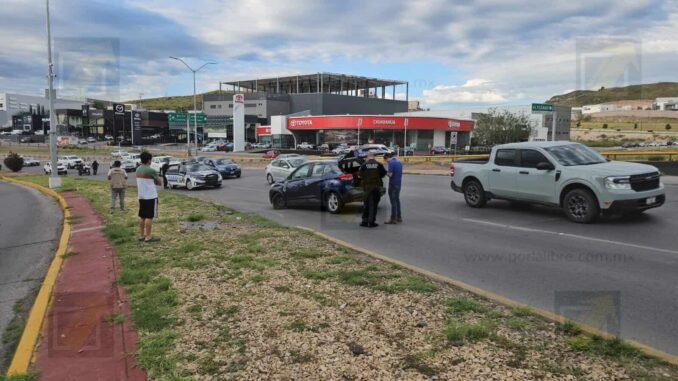 Pierde el control impacta contra el camellón y vuelca en el Juventud